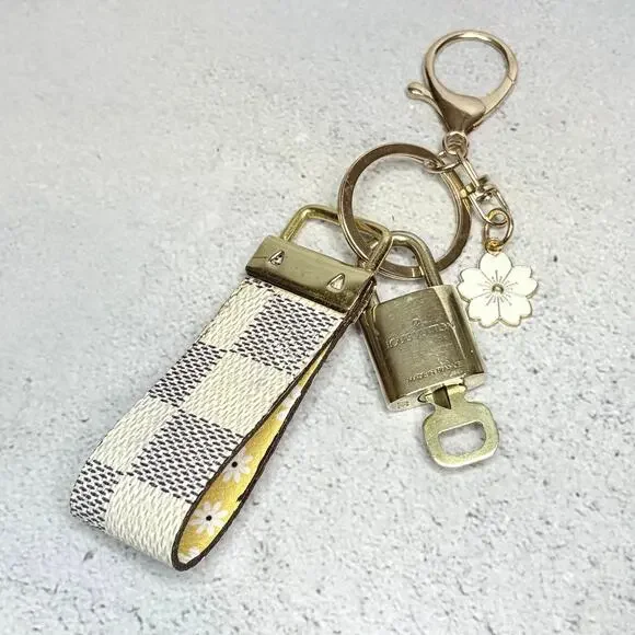 Louis Vuitton Lock & Key #307 with a Damier Canvas Loop Keychain – Floral Charm - Picture 6 of 6